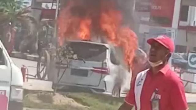 Mobil minibus terbakar di SPBU Kendari saat sedang mengisi BBM Rabu (1/6/2022).(Liputan6.com/Ahmad Akbar Fua)