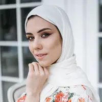Ilustrasi perempuan yang memakai pashmina. Credits: pexels.com by Pavel Danilyuk