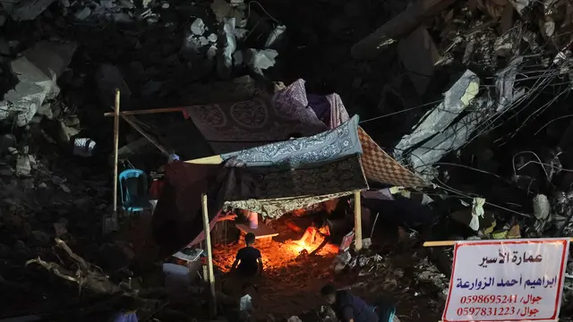 Tenda Warga Palestina di Atas Reruntuhan Bangunan