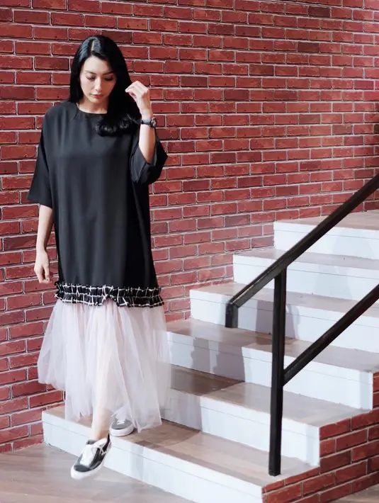 Mengaku sudah menjadi kebiasaan soal memakai masker dan sebagainya, namun Tyas tetap merasa khawatir. Terlebih orang tuanya yang sudah berusia lanjut dan rentan terdampak Covid-19. (Instagram/tyasmirasih)