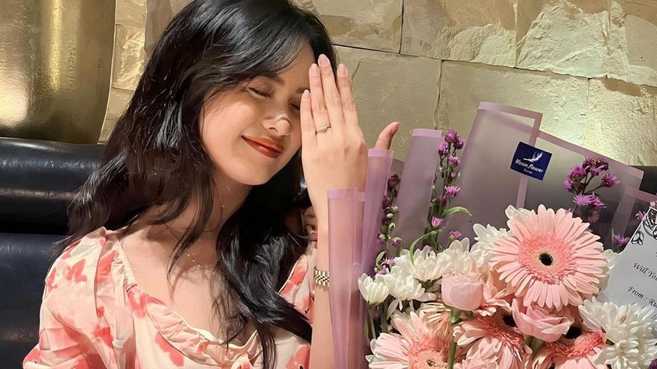 8 Potret Kedekatan Ulfi Damayanti Anak Elly Sugigi Dengan Calon Suaminya, Ayah Kandung Menyebut Enggan Jadi Wali Nikah?