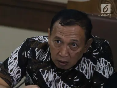 Terdakwa kasus korupsi dana hibah KONI yang juga Sekjen KONI, Ending Fuad Hamidy saat menjalani sidang lanjutan di Pengadilan Tipikor, Jakarta Pusat, Kamis (21/3). Sidang beragendakan pemeriksaan saksi-saksi. (Liputan6.com/Helmi Fithriansyah)