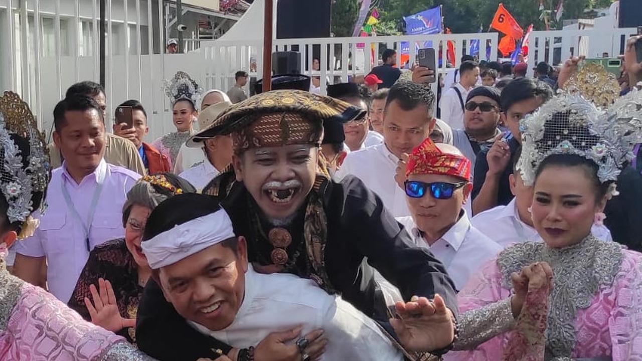 Daftar ke KPU Jabar, Dedi-Erwan Naik Kuda dan Diantar Rombongan Kesenian