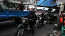 Aparat gabungan melakukan penertiban kepada pedagang yang berjualan di trotoar di kawasan Tanah Abang, Jakarta, Minggu (2/5/2021). Selain merazia barang dagangan pedagang, aparat gabungan juga menegur warga yang tidak menerapkan protokol kesehatan. (Liputan6.com/Johan Tallo)
