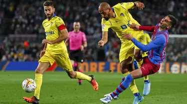 Penyerang Barcelona Ferran Torres berebut bola dengan bek Cadiz Fali dalam pekan ke-32 Liga Spanyol di Camp Nou, Selasa dini hari WIB (19/4/2022). Barcelona dipermalukan dari tim papan bawah, Cadiz 0-1. (AP Photo/Joan Monfort)