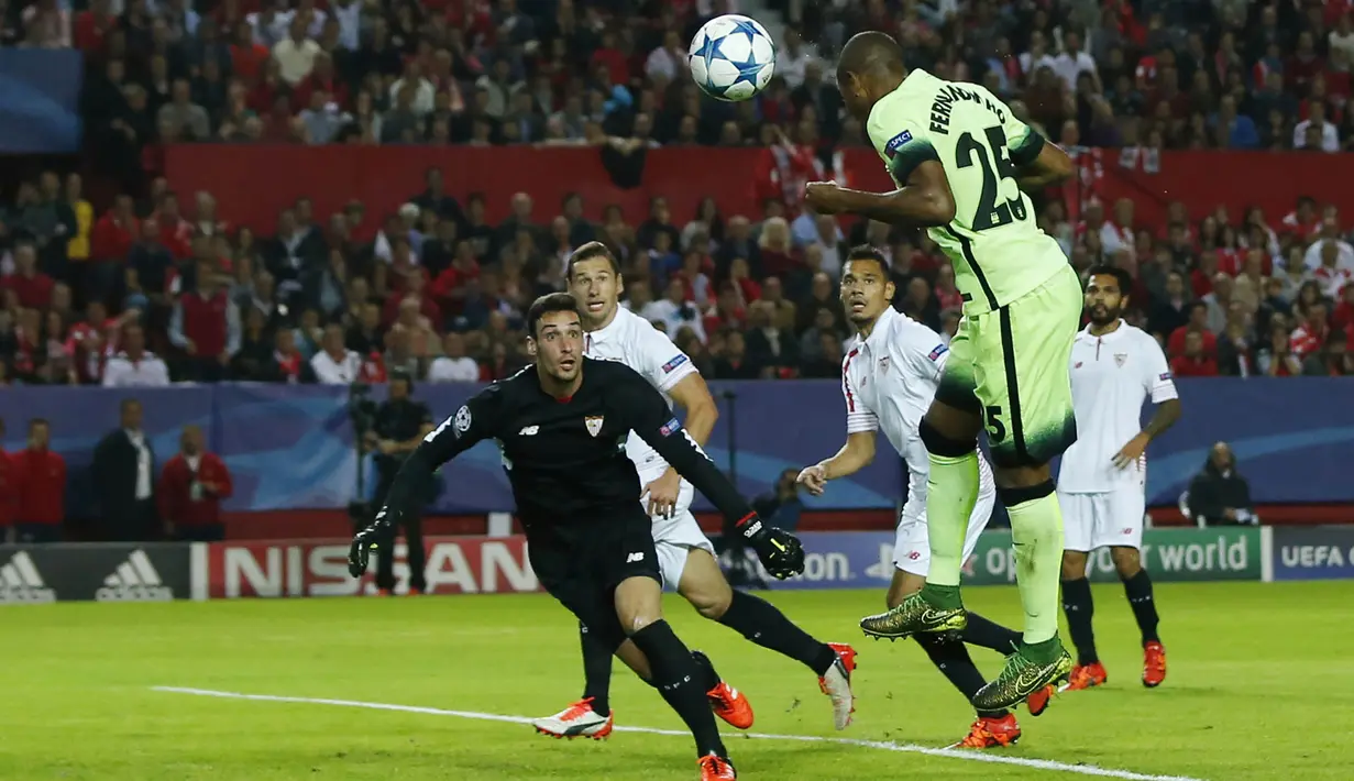 Proses terjadinya gol Manchester City ke gawang Sevilla yang dicetak oleh Fernandinho pada laga Liga Champions di Stadion Sanchez Pizjuan, Spanyol, Selasa (3/11/2015). (Action Images via Reuters/Andrew Boyers)