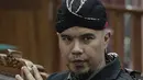 Ekspresi Ahmad Dhani saat menjalani sidang lanjutan kasus ujaran kebencian (Hate Speech) di media sosial Twitter di Pengadilan Negeri Jakarta Selatan, Senin (30/4). Sidang tersebut beragendakan tanggapan Jaksa penuntut umum. (Liputan6.com/Faizal Fanani)