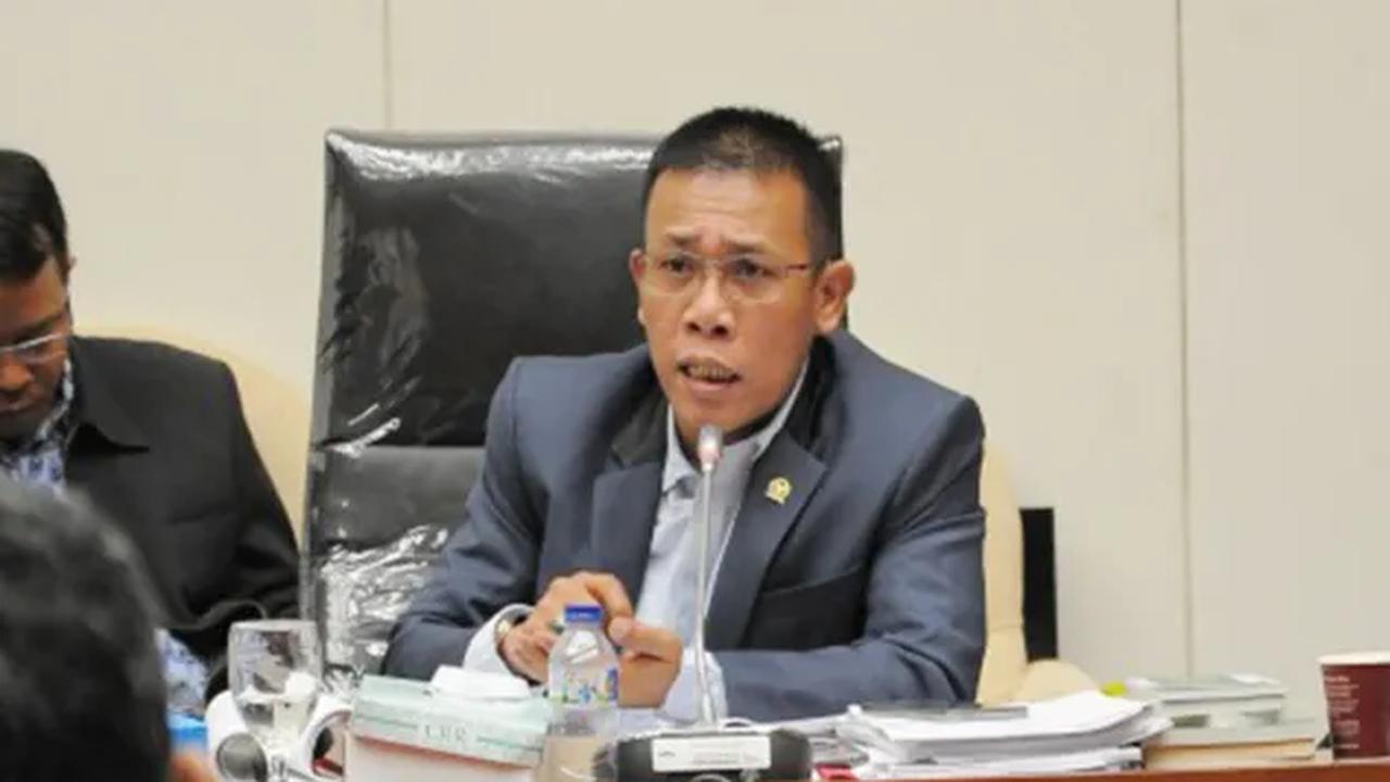 Anggota Komisi XI DPR RI ini memandang apa yang terjadi di awal pemilu ini membuka potensi penyelundupan hukum ke depan. <br>
