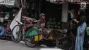 Tukang becak menunggu penumpang di Kampung Bahari, Tanjung Priok, Jakarta, Selasa (16/1). Keberadaan becak  aktifitasnya kucing-kucingan dengan petugas satpol PP ini akan dilegalkan operesionalnya oleh Gubernur Anies Baswedan. (Liputan6.com/Faizal Fanani)