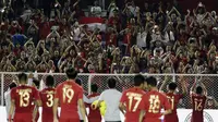 Timnas Indonesia U-22 merayakan keberhasilan ke final SEA Games 2019 bersama suporter setelah mengalahkan Myanmar 4-2 di semifinal di Stadion Rizal Memorial, Manila, Sabtu (7/12/2019). (Bola.com/ M. Iqbal Ichsan)