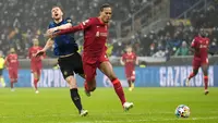 Virgil van Dijk terpilih menjadi pemain terbaik dari laga leg pertama babak 16 besar Liga Champions 2021/22 yang mempertemukan Inter Milan versus Liverpool, Kamis (17/2/2022) dini hari WIB. (AP/Antonio Calanni)