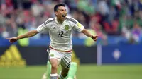Striker Meksiko, Hirving Lozano, melakukan selebrasi usai mencetak gol ke gawang Rusia pada laga Grup A Piala Konfederasi 2017 di Kazan Arena, Kazan, Sabtu (24/6/2017). Rusia kalah 1-2 dari Meksiko. (AP/Martin Meissner)