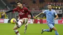 Pemain AC Milan, Lucas Paqueta, melepaskan tendangan ke gawang Lazio pada laga Serie A 2019 di Stadion San Siro, MInggu (3/11). AC Milan takluk 1-2 dari Lazio. (AP/Antonio Calanni)