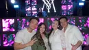 Di after party pernikahan Jessica Mila-Yakup Hasibuan, pasangan ini kompak kenakan serba putih. Chelsea Islan tampil santai dengan shirt dress dan tas Bottega Veneta sedangkan Rob Clinton padukan kemeja yang digulung dan celana panjang [@robclintonkardinal]
