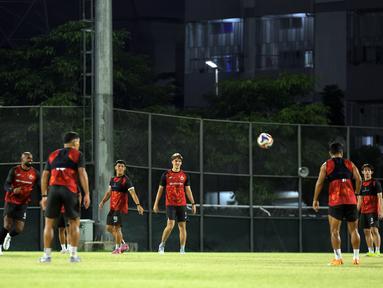 Mauro Zijlstra bersama para pemain Persija berlatih menjelang laga lanjutan BRI Super League 2025/2026 melawan PSM Makassar di lapangan latih Jakarta International Stadium, Jakarta, Kamis (19/02/2026). (Bola.com/Bagaskara Lazuardi)