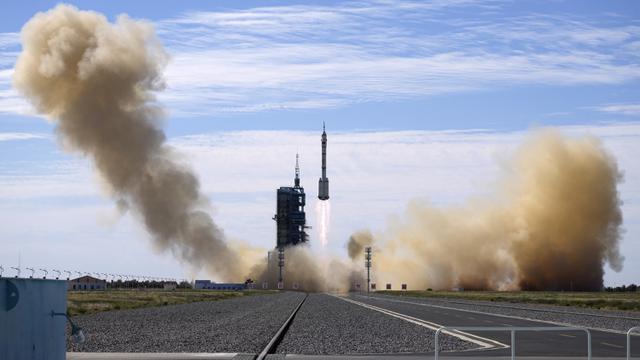 FOTO: China Sukses Luncurkan 3 Astronaut ke Stasiun Luar Angkasa