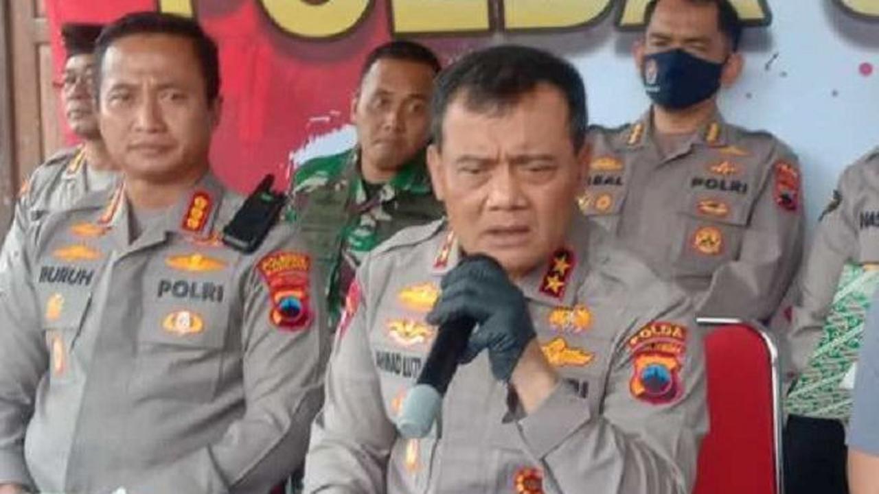 "Ya jelas dong (lepas jabatan jika diusung)," katanya.<br>