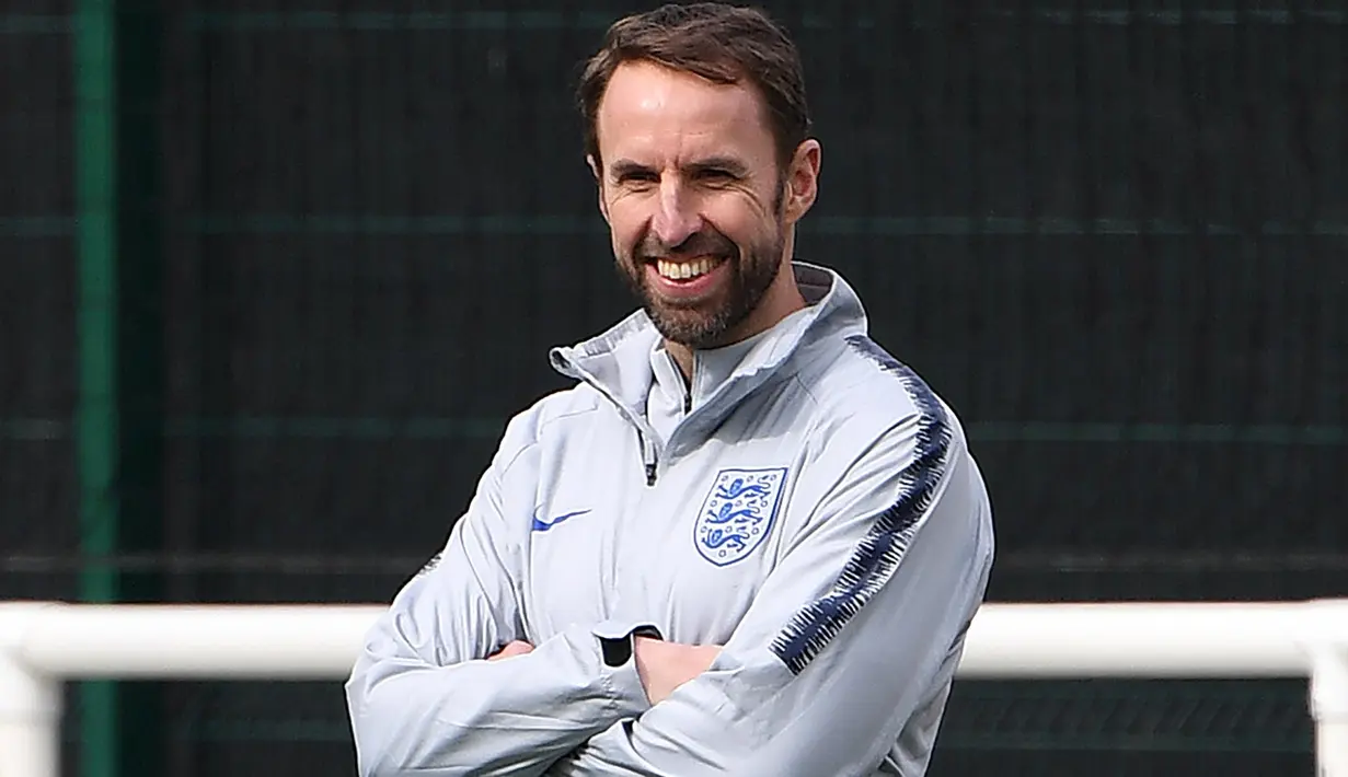 Pelatih Inggris, Gareth Southgate, saat latihan jelang laga kualifikasi Piala Eropa di St George's Park, Selasa (19/3). Inggris akan berhadapan dengan Republik Ceko. (AFP/Paul Ellis)