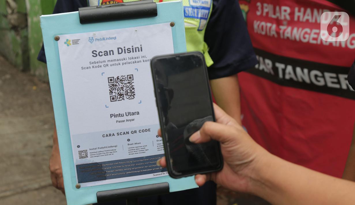Pengunjung memindai "barcode" melalui aplikasi PeduliLindungi sebelum memasuki Pasar Anyar di Kota Tangerang, Selasa (26/10/2021). PD Pasar Kota Tangerang memberlakukan penerapan aplikasi PeduliLindungi di dua pasar tradisional, yakni Pasar Anyar dan Pasar Poris. (Liputan6.com/Angga Yuniar)
