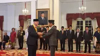 Presiden FIFA Gianni Infantino mendapat penghargaan bintang jasa dari Presiden Jokowi di Istana Negara Jakarta, Jumat (10/11/2023). (Liputan6.com/Lisza Egeham)