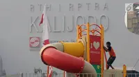 Seorang anak bermain di RTH RPTRA Kalijodo, Jakarta, Kamis (31/8). Bappeda menghapus anggaran pengadaan lahan RPTRA dalam KUPA-PPAS APBD 2017. (Liputan6.com/Helmi Fithriansyah)