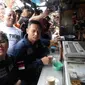 Agus Yudhoyono dan Anissa Pohan blusukan di Pasar Klender (Liputan6.com/Nanda Perdana)