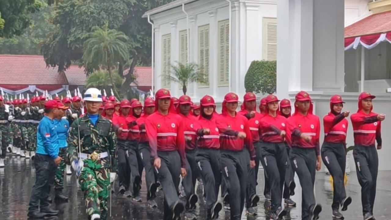 Tak Gentar, Di Bawah Guyuran Hujan Paskibraka Gladi Kotor Jelang Upacara HUT ke-80 RI