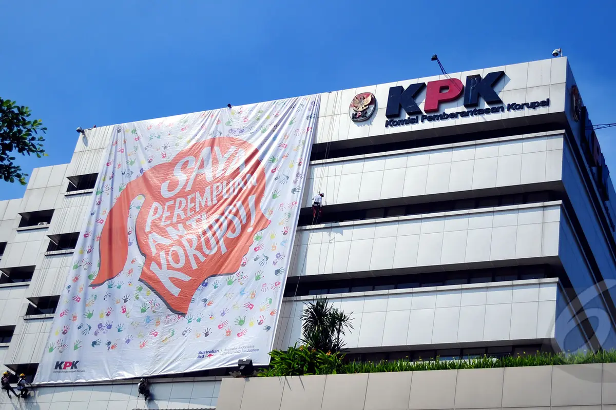 Peringati Hari Kartini, Perempuan Antikorupsi Pasang Banner Raksasa di KPK