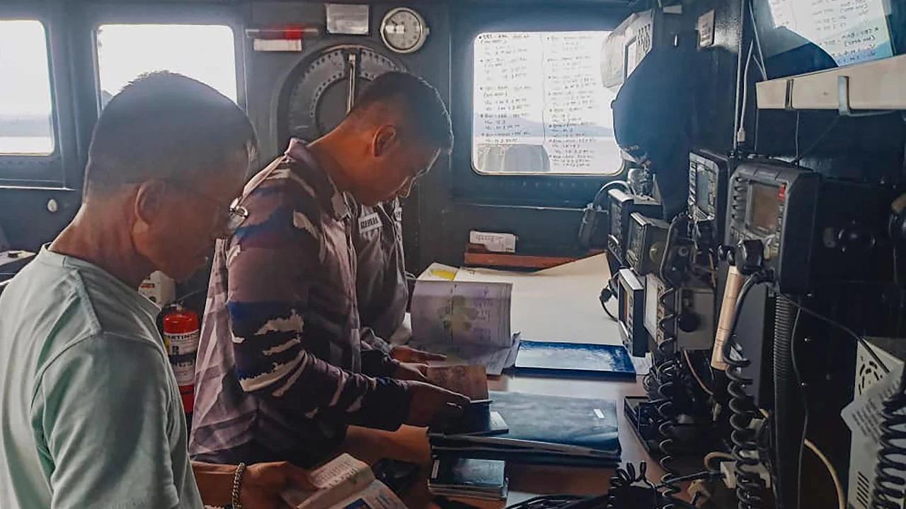 FOTO: TNI AL Amankan Kapal Pengangkut Limbah B3 di Selat Tioro