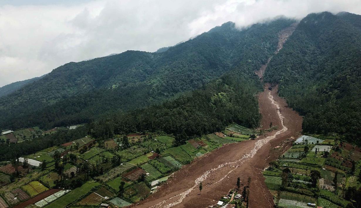 Alat berat pun belum dapat diturunkan sepenuhnya ke titik tertentu. Tampak foto udara menunjukkan tanah longsor di Desa Pasirlangu, Kecamatan Cisarua, Kabupaten Bandung Barat, Jawa Barat pada Minggu 25 Januari 2026. (Timur Matahari/AFP)