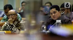 Menteri BUMN, Erick Thohir (kanan) mengikuti rapat dengar pendapat umum dengan Panitia Kerja (Panja) DPR RI untuk skandal di PT Asuransi Jiwasraya (Persero), di Kompleks Parlemen, Jakarta, Selasa (29/1/2020). Erick diundang untuk membahas penyelesaian sengkarut Jiwasraya. (Liputan6.com/Johan Tallo)