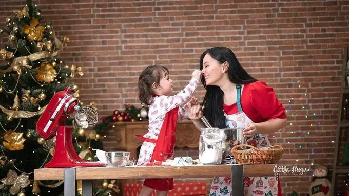 Potret Gemas Chloe Anak Asmirandah saat Bikin Adonan Kue, Gayanya Bak Chef Profesional