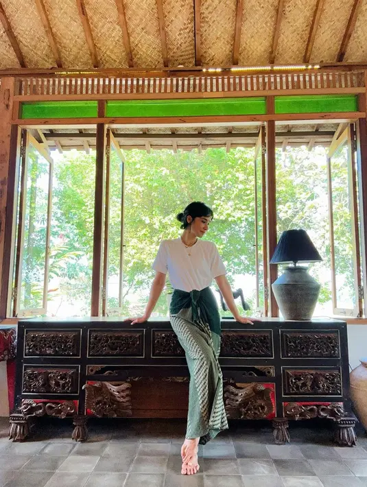 Cara unik Marsha Timothy mengenakan kain batik. Marsha tampil cantik kasual dengan atasan kaus putih polos dipadu kain batik bernuansa hijau sebagai rok. [Foto: Instagram/marshatimothy]