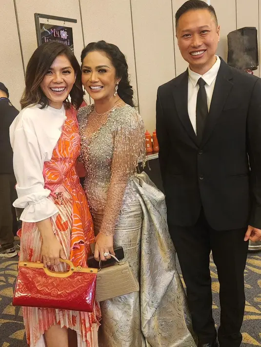 Penampilan Krisdayanti tak kalah memesona. Krisdayanti tampil dengan dress silver yang gemerlap. [Foto: Instagram/merryriana]
