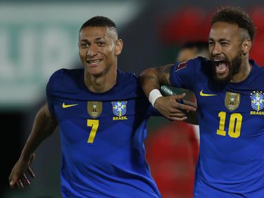 Striker Brasil, Neymar (kanan) bersama Richarlison melakukan selebrasi usai mencetak gol pertama Brasil ke gawang Paraguay dalam laga kualifikasi Piala Dunia 2022 Zona Conmebol di Defensores del Chaco Stadium, Asuncion, Selasa (8/6/2021). Brasil menang 2-0 atas Paraguay. (AP/Jorge Saenz)