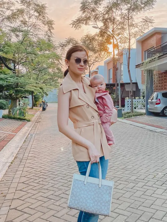 Tampilan kasual yang chic ala Kimberly. Ia memadukan sleeveless blazer warna krem, skinny jeans, dan tas tote coach.  [@kimbrlyryder].