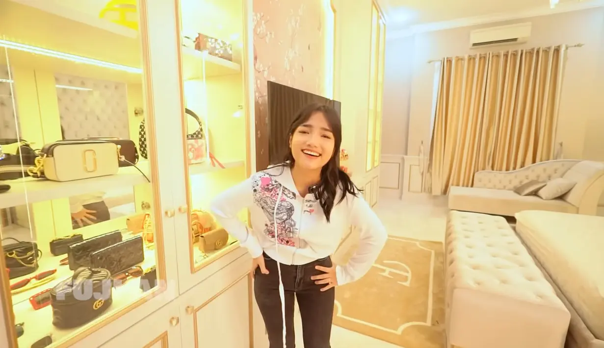 Fuji punya beberapa request untuk kamar idaman, termasuk lemari tembus pandang berbahan kaca. [YouTube Fuji An]