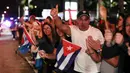 Sejumlah warga Kuba bersorak merayakan wafatnya Fidel Castro di Miami, AS (26/11). Mereka bahagia dan merayakan setelah menunggu bertahun-tahun meninggalnya pemimpin revolusi komunis Kuba Fidel Castro. (REUTERS/Javier Galeano)