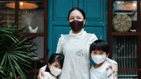 Ilustrasi ibu dan anak mengenakan masker | pexels.com/@ketut-subiyanto