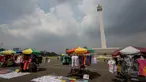 Suasana kawasan Monas saat libur Kenaikan Isa Almasih, Jakarta, Rabu (14/5/2015). Tampak sejumlah pedagang kaki lima menjajakan barang dagangannya di kawasan Monas. (Liputan6.com/Faizal Fanani)