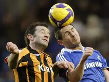 Chelsea's Frank Lampard is challenged by Hull City's Ian Ashbee during their Premier League football match at Stamford Bridge in London on February 7, 2009. AFP PHOTO/IAN KINGTON