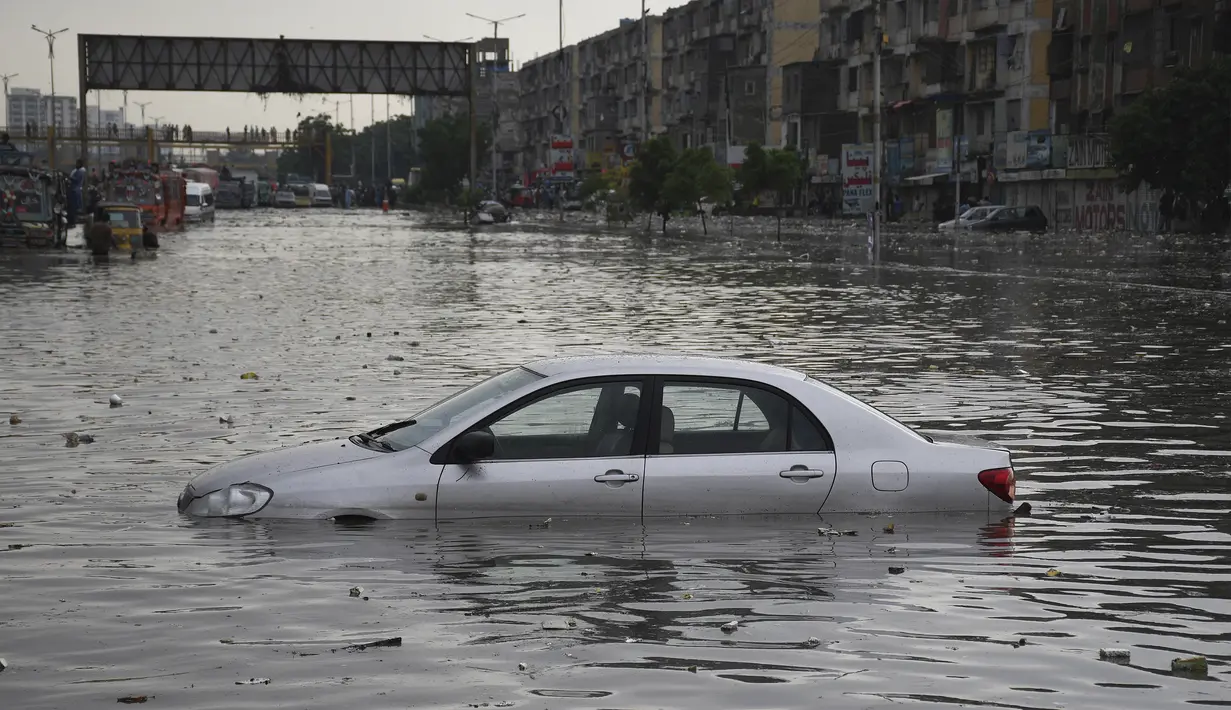 Sebuah mobil terendam banjir di Karachi, Pakistan, Kamis (23/9/2021). Banjir merendam Karachi setelah diguyur hujan deras. (AP Photo/Fareed Khan)