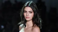 Jalan di Catwalk, Kendall Jenner Ogah Lihat Ibu dan Adiknya