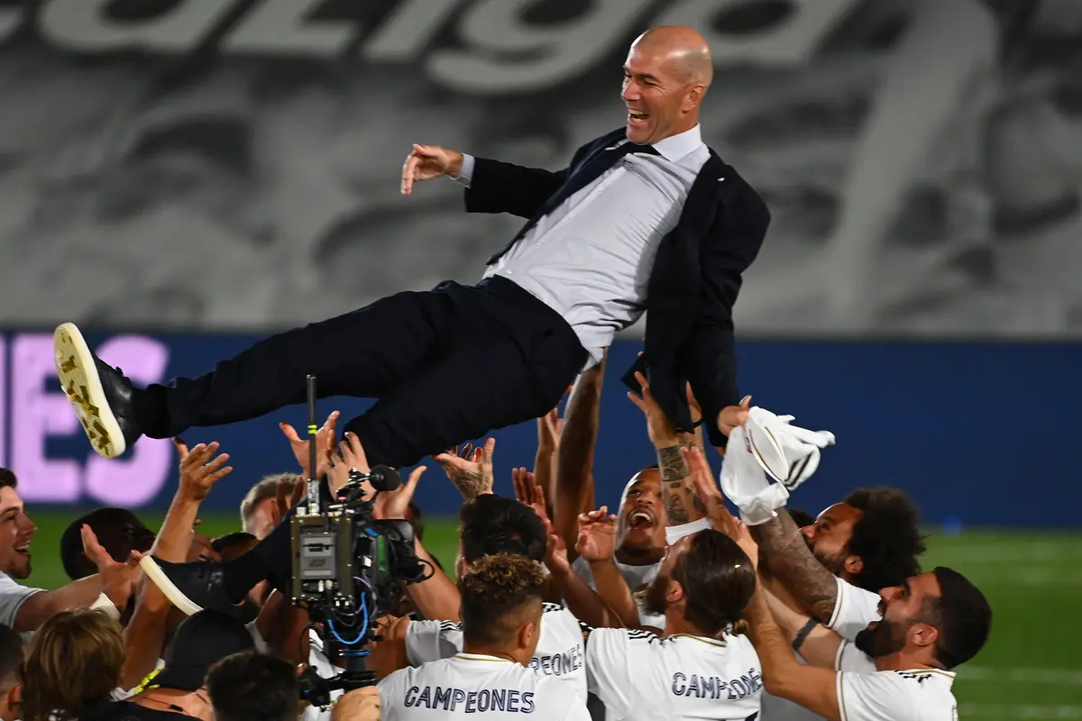 Wajah Bahagia Zinedine Zidane Angkat Trofi Juara La Liga