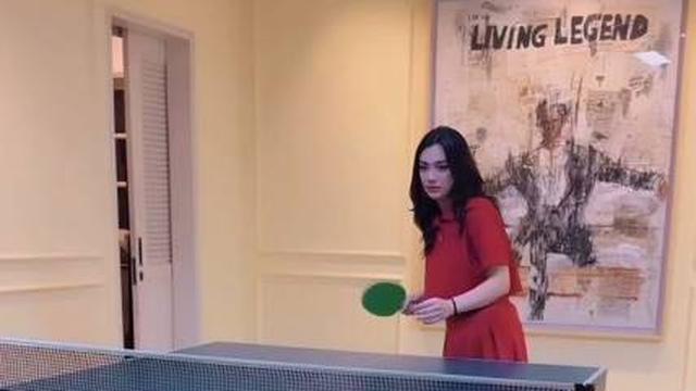 7 Potret Celine Evangelista Main Tenis Meja Bareng Ariel Noah, Tuai Banyak Sorotan
