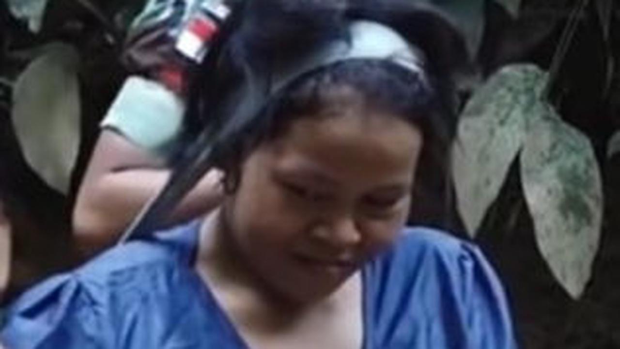 "Selamat siang ibu, dari mana bu," tanya salah satu Prajurit TNI.<br>