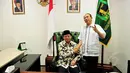 Djan Faridz diajak memasuki ruangan yang nantinya akan digunakan sebagai tempat kerja menjalankan peran sebagai Ketua Umum PPP hasil Muktamar di Jakarta (Liputan6.com/Johan Tallo)