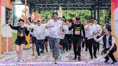 Menteri Keuangan, Purbaya Yudhi Sadewa melewati garis finis dalam ajang Run for Journalism 2025 yang berlangsung di Unika Atma Jaya, Jakarta, Minggu (16/11/2025). (Bola.com/Bagaskara Lazuardi)