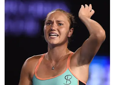 Petenis Ukraina, Kateryna Bondarenko terlihat kecewa setelah kehilangan point saat melawan petenis Swiss, Belinda Bencic pada hari ke-5 turnamen tenis Australian Open 2016  di Melbourne, Jumat (22/1/2016).  (AFP/Greg Wood)