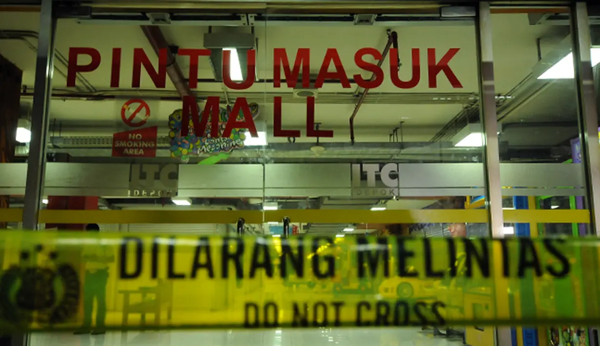 Garis polisi terpasang di depan salah satu pintu masuk Mall ITC Depok, Jawa Barat, Selasa dini hari (24/2/2015). Sebuah ledakan kecil terjadi di Mall ITC Depok pada Senin (23/2/2015). (Liputan6.com/Helmi Fithriansyah)